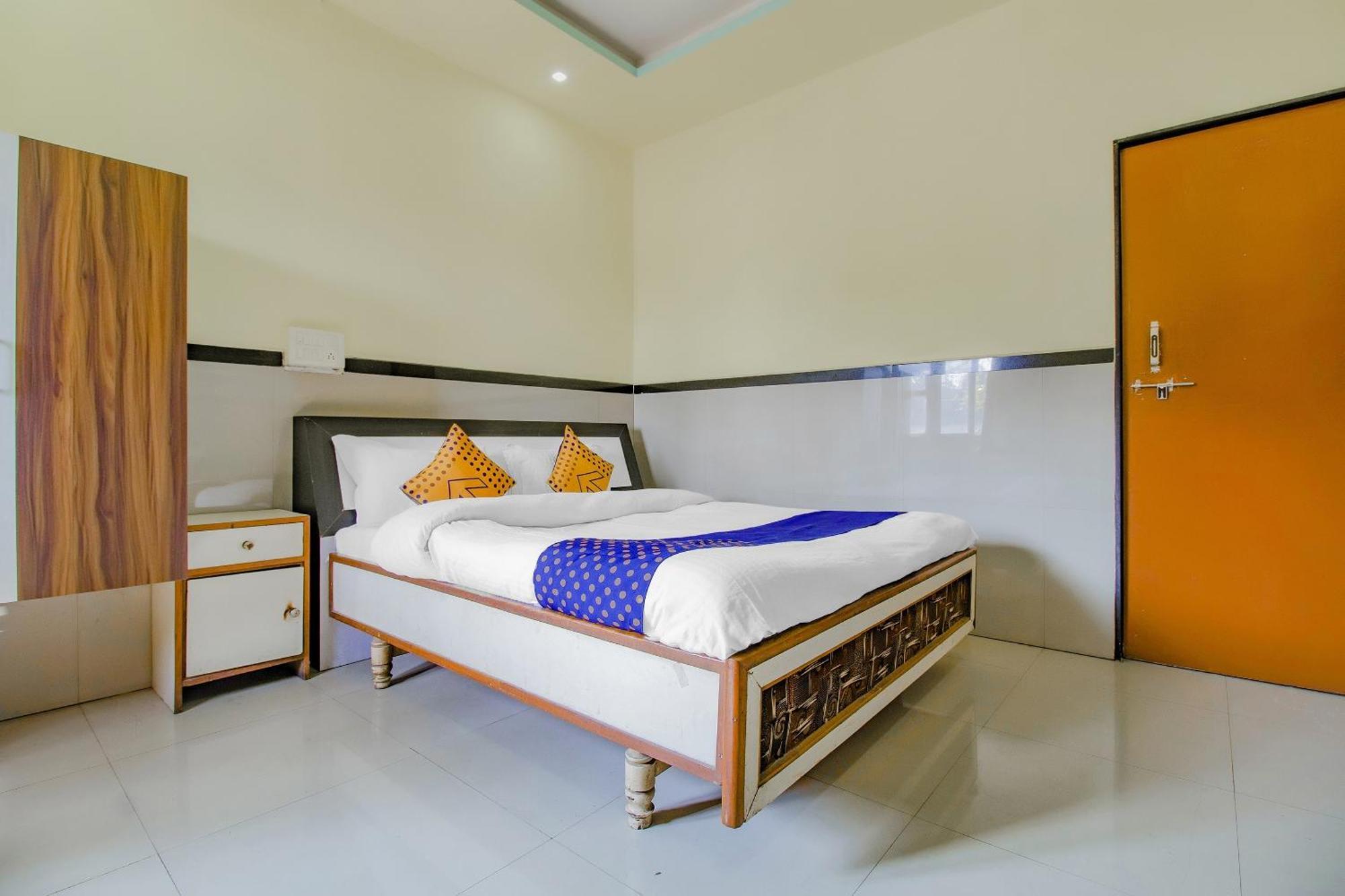 SPOT ON 77312 Indirasagar Executive Hotel Kolhapur Bagian luar foto