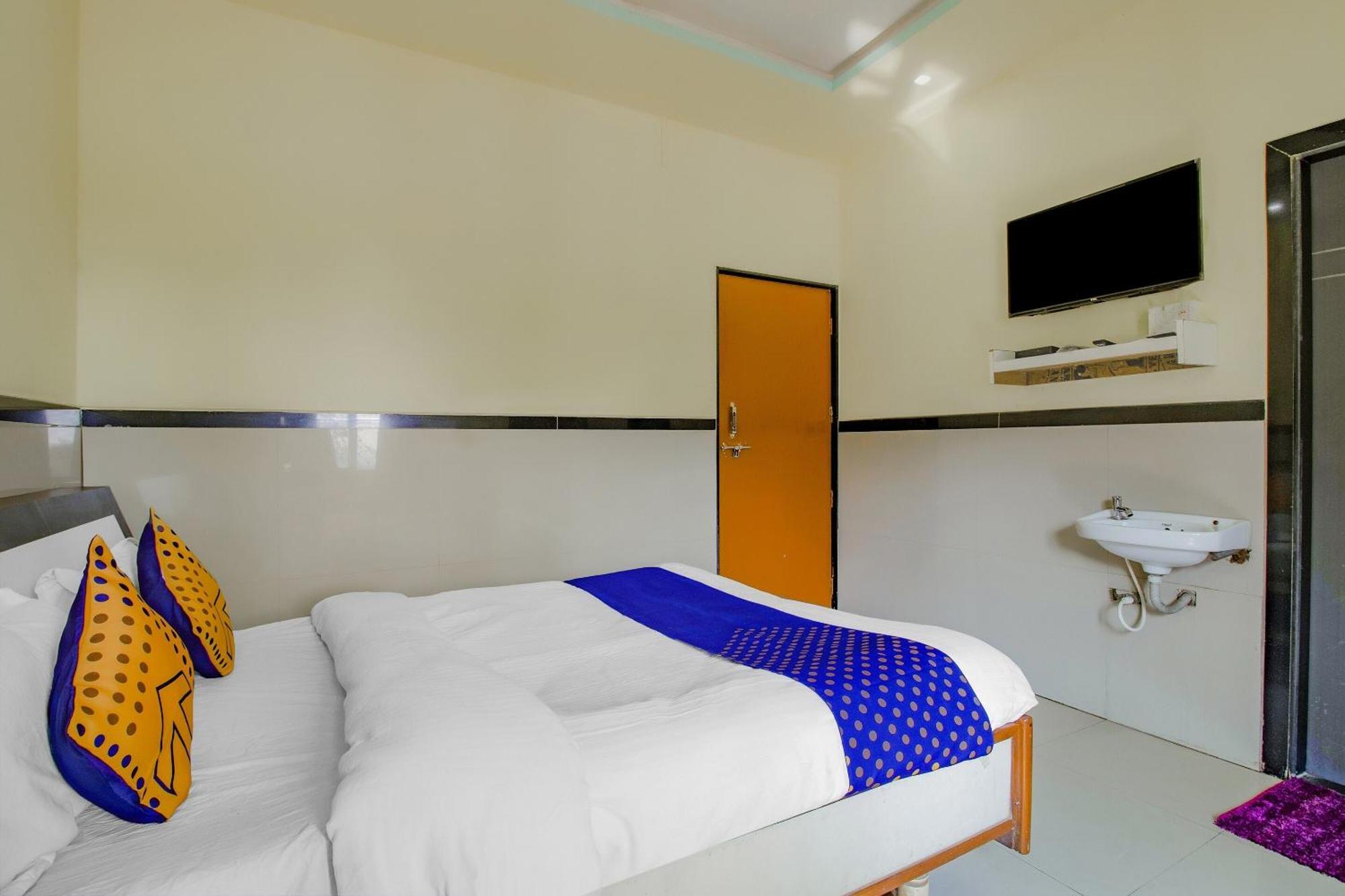 SPOT ON 77312 Indirasagar Executive Hotel Kolhapur Bagian luar foto